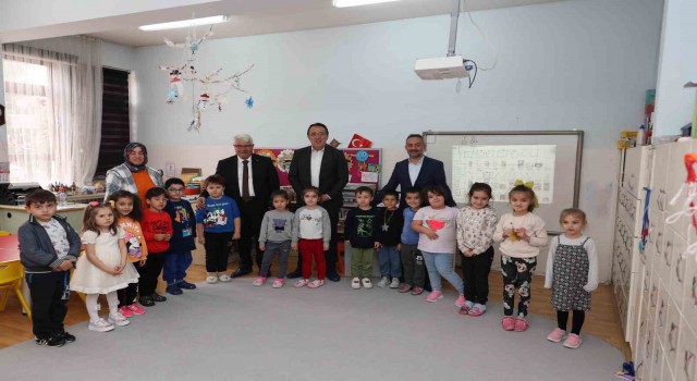 Başkan Savran ilkokul öğrencilerinin açtığı sergiyi gezdi