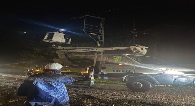 Başkent EDAŞ, fırtınanın enerji hatlarına zarar verdiği Zonguldakta çalışmalarını sürdürdü