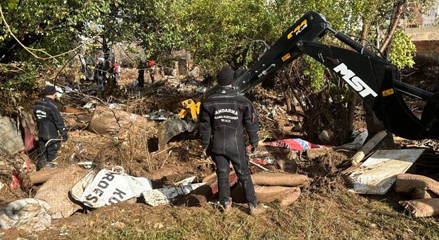 Batman'da Sağanak Nedeniyle Kerpiç Ev Çöktü: 3 Ölü, 1 Kayıp