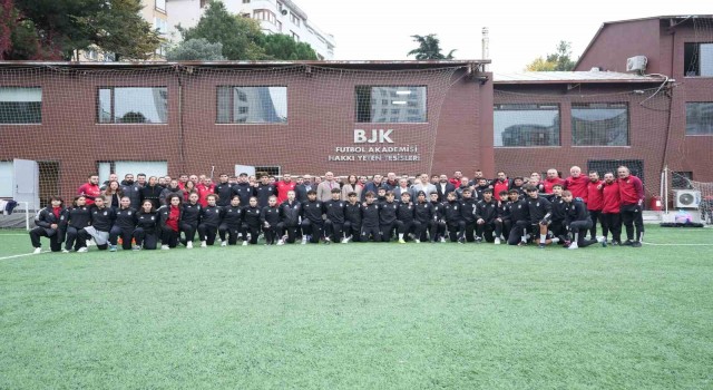 Beşiktaş Başkanı Ahmet Nur Çebiden sporculara veda ziyareti