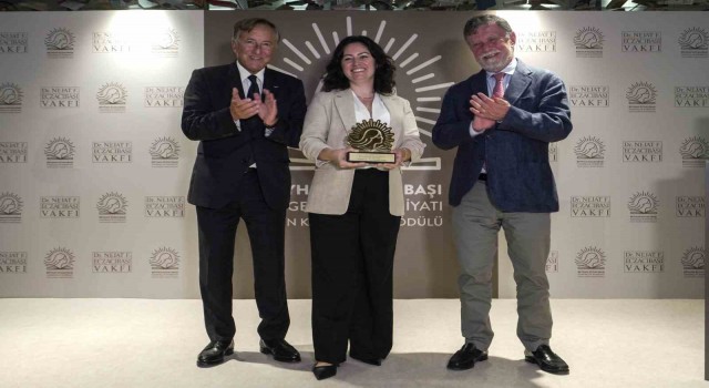 Beyhan Eczacıbaşı İlkgençlik Edebiyatı Yılın Kadın Yazarı Ödülü Gamze Pata verildi