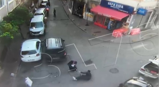 Beyoğlunda sokak ortasında çatışma kamerada