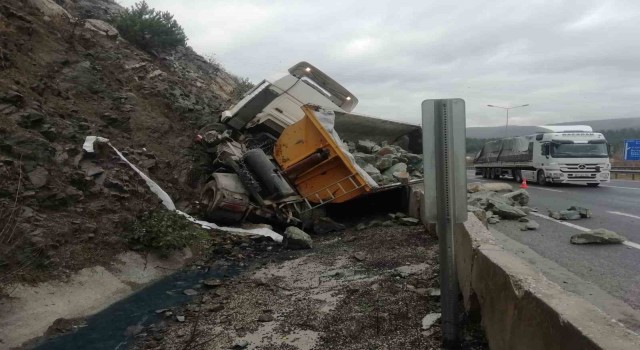 Bilecikte taş yüklü kamyon devrildi; 1 hafif yaralı