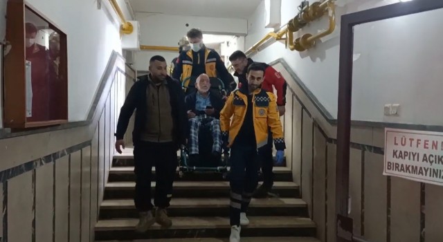 Bina dumanla doldu, yaşlı vatandaş taşınarak çıkartıldı