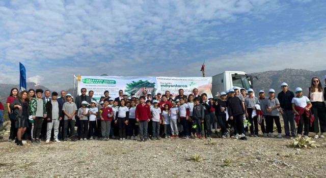 Buharkentte ağaç fidanları toprakla buluştu