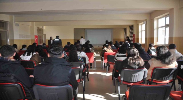 Bulanıklı öğrencilere kariyer semineri verildi