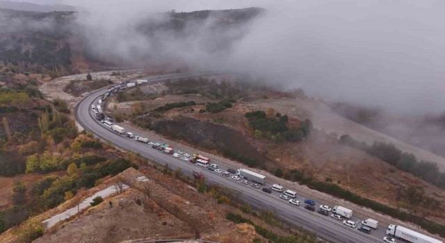 Burdur-Antalya Karayolunda tır makasladı, kilometrelerce araç kuyruğu oluştu