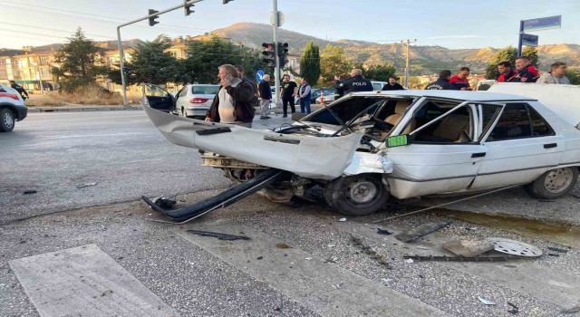 Burdurda iki otomobil çarpıştı: 3 yaralı