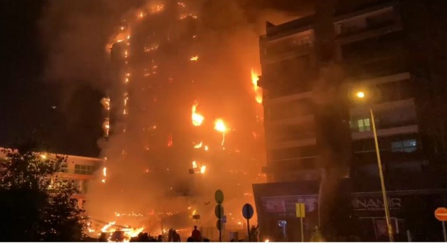 Bursada 10 katlı iş merkezi alev alev yandı