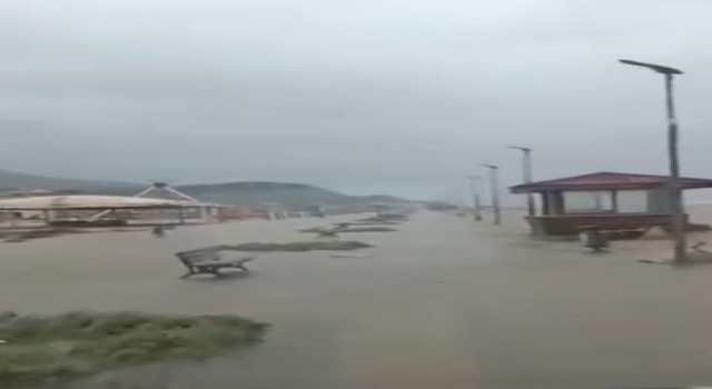 Bursada deniz karayla birleşti, yollar göle döndü