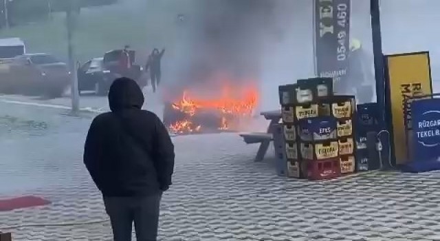 Bursada otomobil alev alev yandı