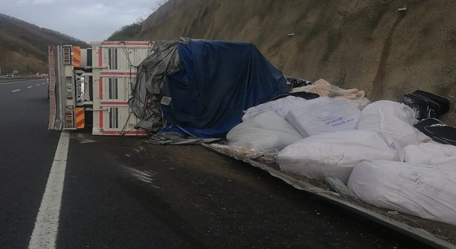 Bursada tır ile çarpışan kamyon devrildi: 1 yaralı