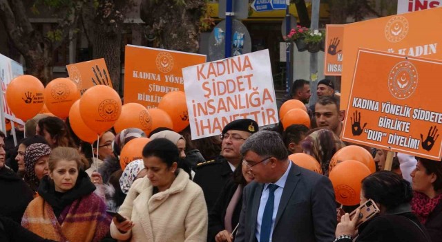 Çankırıda yüzlerce vatandaş kadına yönelik şiddete dur demek için yürüdü