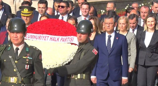 CHP Genel Başkanı Özel, Anıtkabir'i Ziyaret Etti