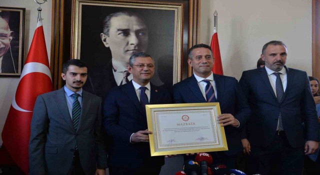 CHP Genel Başkanı Özel mazbatasını aldı