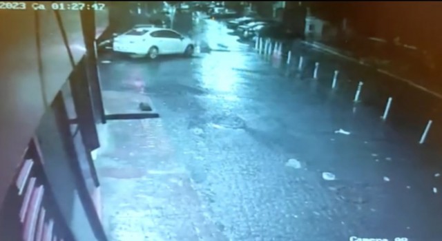 Cihangirde dövmeci kıza kapkaç kamerada: Yere savruldu, çanta askısıyla aracı kovaladı