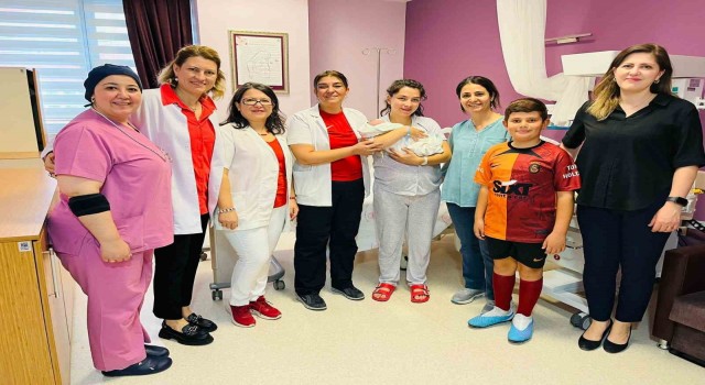 Cumhuriyet bebeğine ziyaret