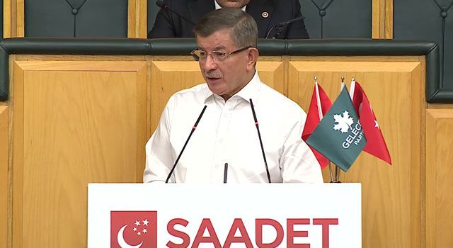 Davutoğlu, Kürsüye Beyaz Gömlekle Çıktı
