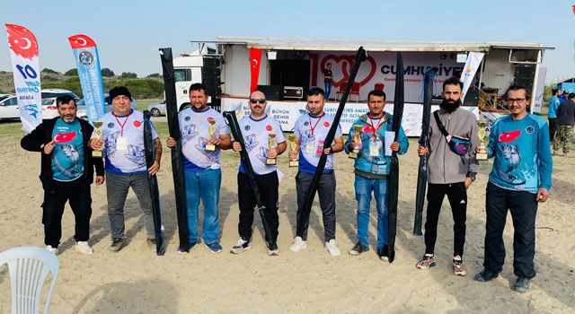 Denizsiz kentin gençleri balık tutma yarışmasında başarı gösterdi