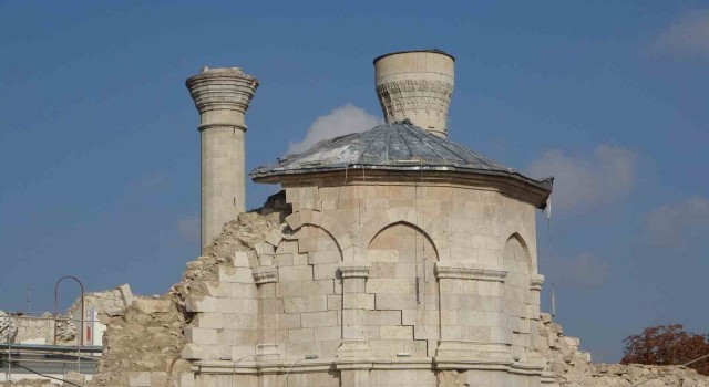 Depremde yıkılan asırlık Teze Camide restorasyon proje çalışmaları sürüyor