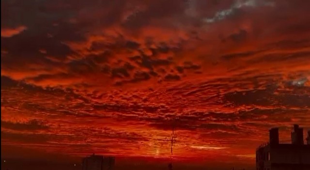 Diyarbakırda gün doğumu gökyüzünü kızıla boyadı