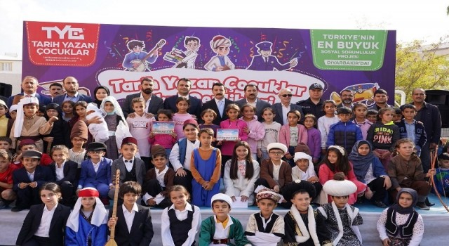 Diyarbakırda ‘Tarih Yazan Çocuklar sahnede yerini aldı