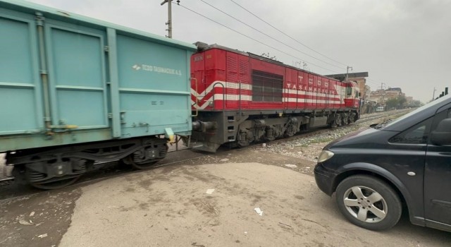 Diyarbakırda tren kazası: Hafif ticari araç sürücüsü ölümden döndü