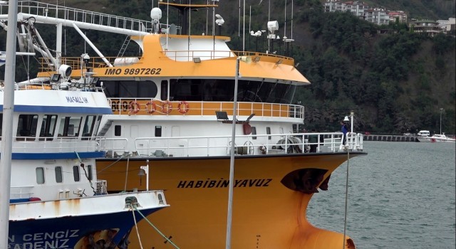 Doğal gaz arama çalışmalarında görevli balıkçı tekneleri Amasra Limanına sığındı