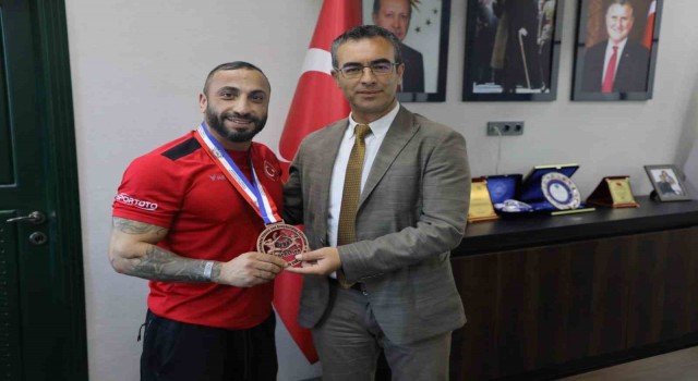 Dünya üçüncüsü engelli sporcu memleketinde coşkuyla karşılandı