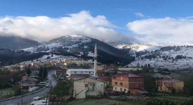 Dürtmen Dağına mevsimin ilk karı düştü