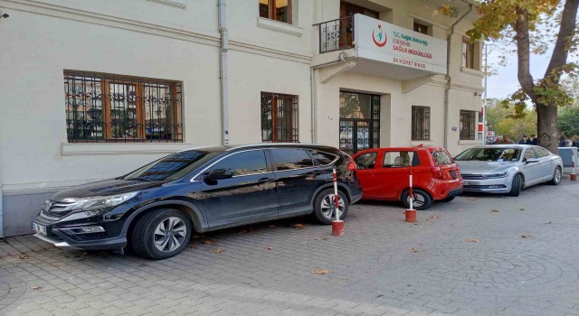 Duyarsız sürücüler boş buldukları her alana araç park etti