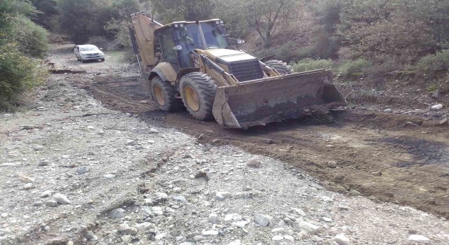 Efelerde bozulan yollara anında müdahale