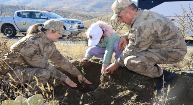 Elazığda jandarma ekipleri öğrencilerle fidan dikti