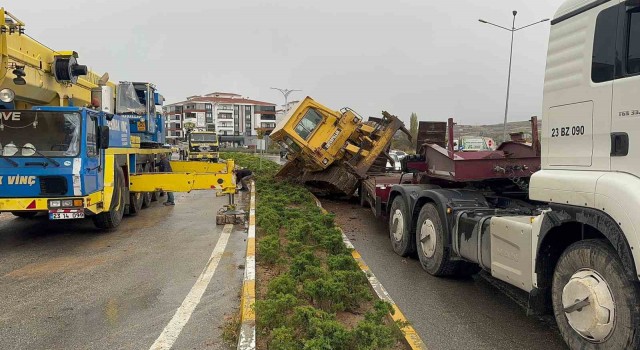 Elazığda taşıma aracının üstündeki dozer devrildi