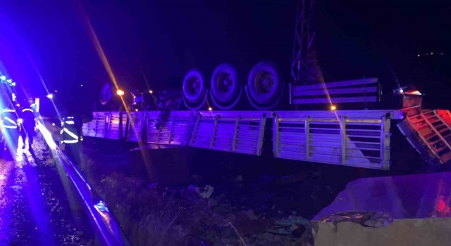 Elazığda tır ters döndü: 1 ölü