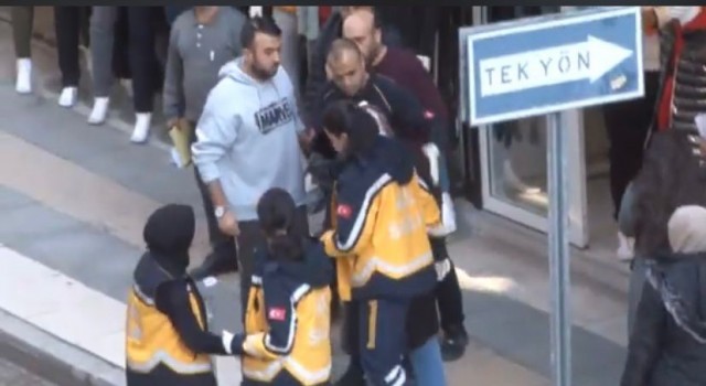 Elazığda yolda yürürken başına cam düşen kadın yaralandı