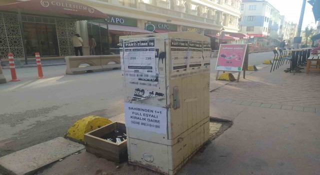 Elektrik panosu değil sanki ilan panosu