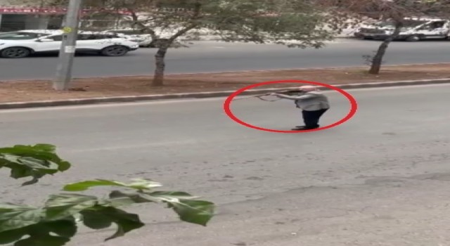 Elinde av tüfeğiyle yolu kapattı, hakaretler savurdu