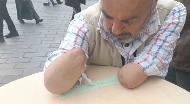 Elleri olmayan vatandaştan Gazzeye destek imzası: İsrail yıkılacaksa senin bu imzanla yıkılacak