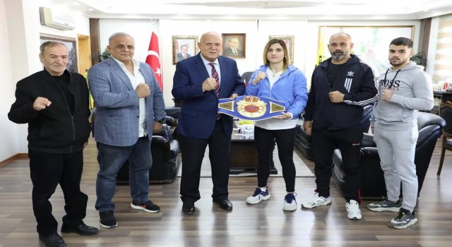 Eski boksör Başkan Pekmezci Bayburtlu milli boksör Turhanı makamında ağırladı
