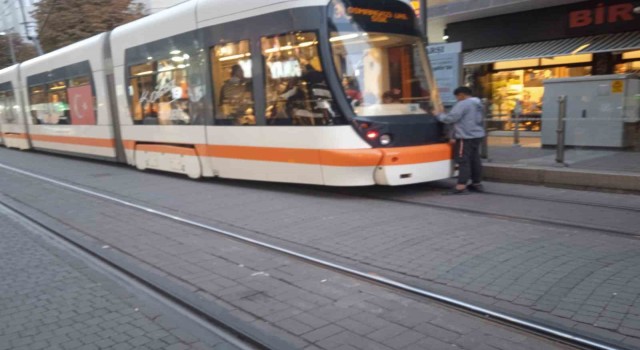 Eskişehirde bir çocuğun tramvaya tutunma çabası hayret ettirdi