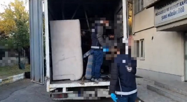 Evden eve taşımacılık yapılan kamyonette 25 kaçak göçmen yakalandı