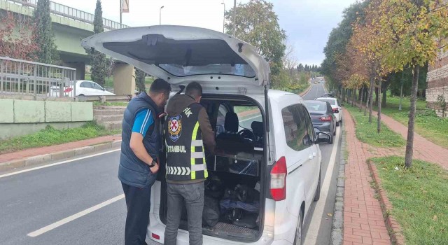 Fatihte yayalara yol vermeyen sürücülere cezai işlem uygulandı