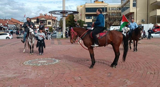 Filistine destek için atlarıyla yürüyüş düzenlediler