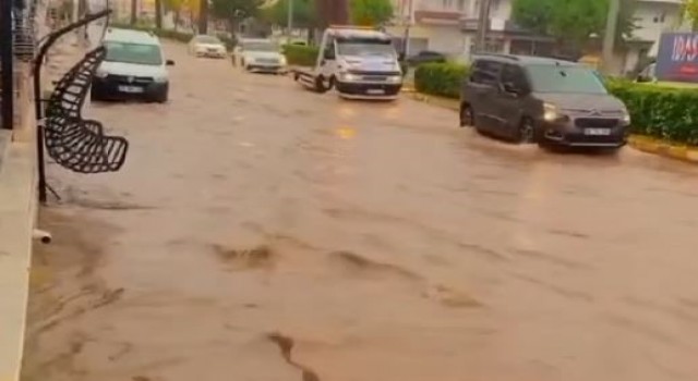 Fırtınaya dayanamayan bir binanın çatısı saniyeler içinde yok oldu