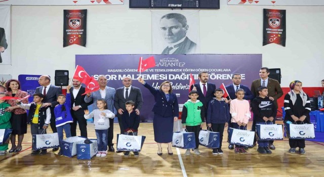 Gaziantepte 3 bin 500 başarılı öğrenciye spor seti dağıtıldı