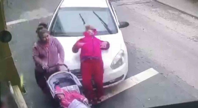 Gaziantepte kaldırımda yürüyen 2 kadın ile bebeğe araba çarptı