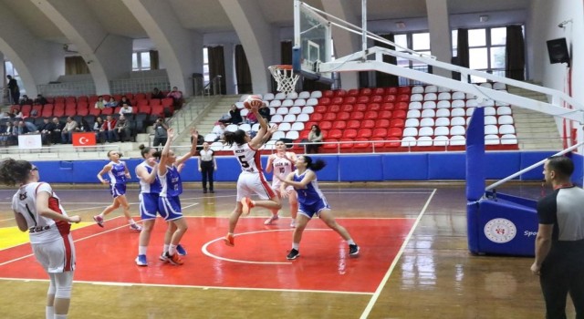 Gençlik Spor Müdürlüğünün kadın basketbol takımı ilk maçına çıktı