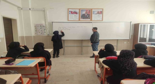 Görme engelli Serkan öğretmen öğrencilerine ışık oluyor