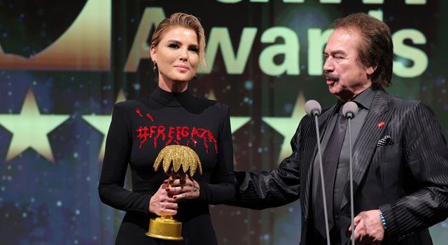 Gülben Ergen'e "Yılın Sosyal Sorumluluk Projesi" Ödülü